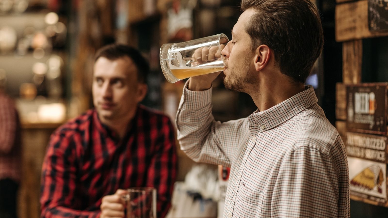 お店でビールを飲んでいる場面