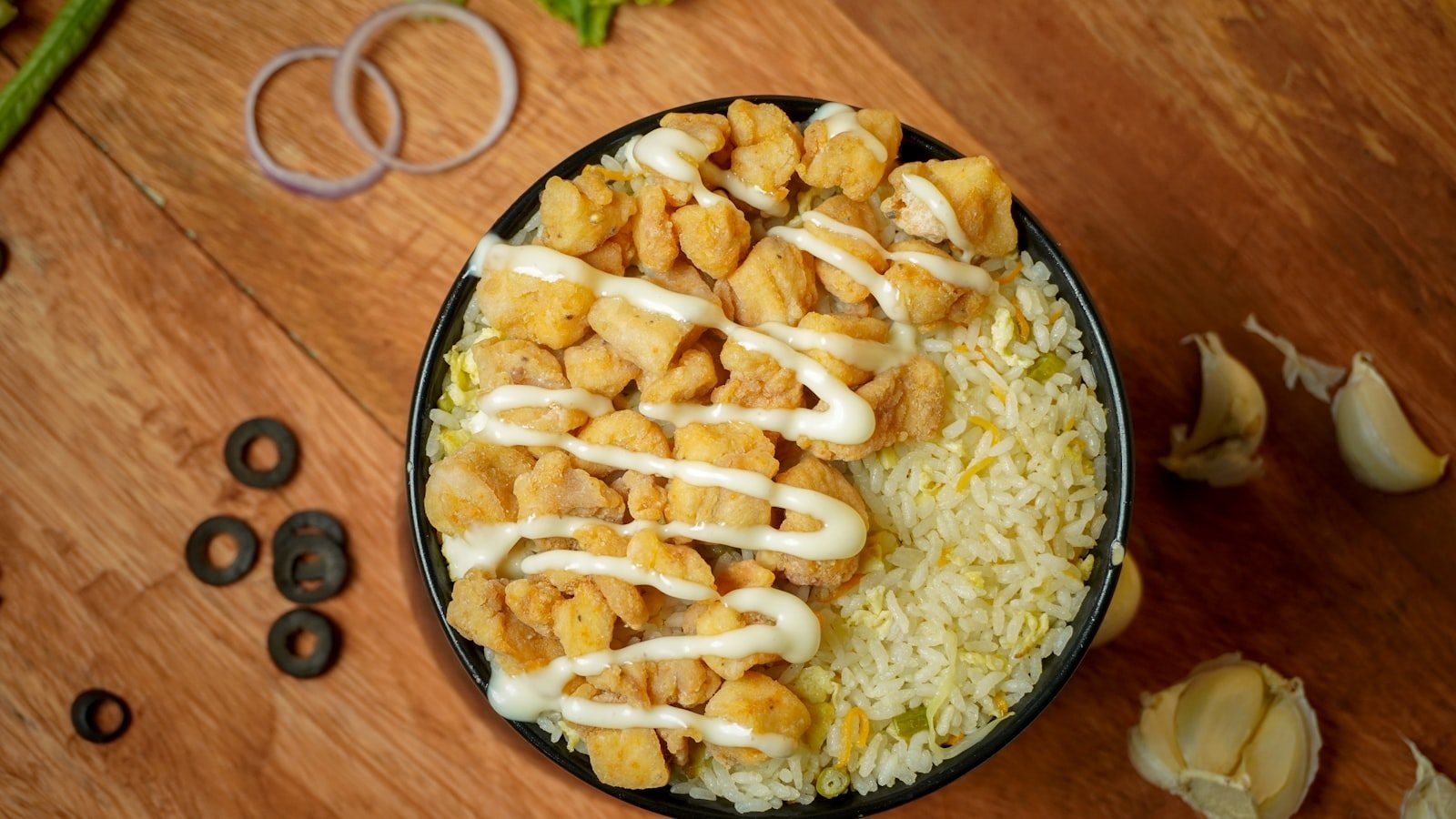 マヨネーズをかけた鶏マヨ丼