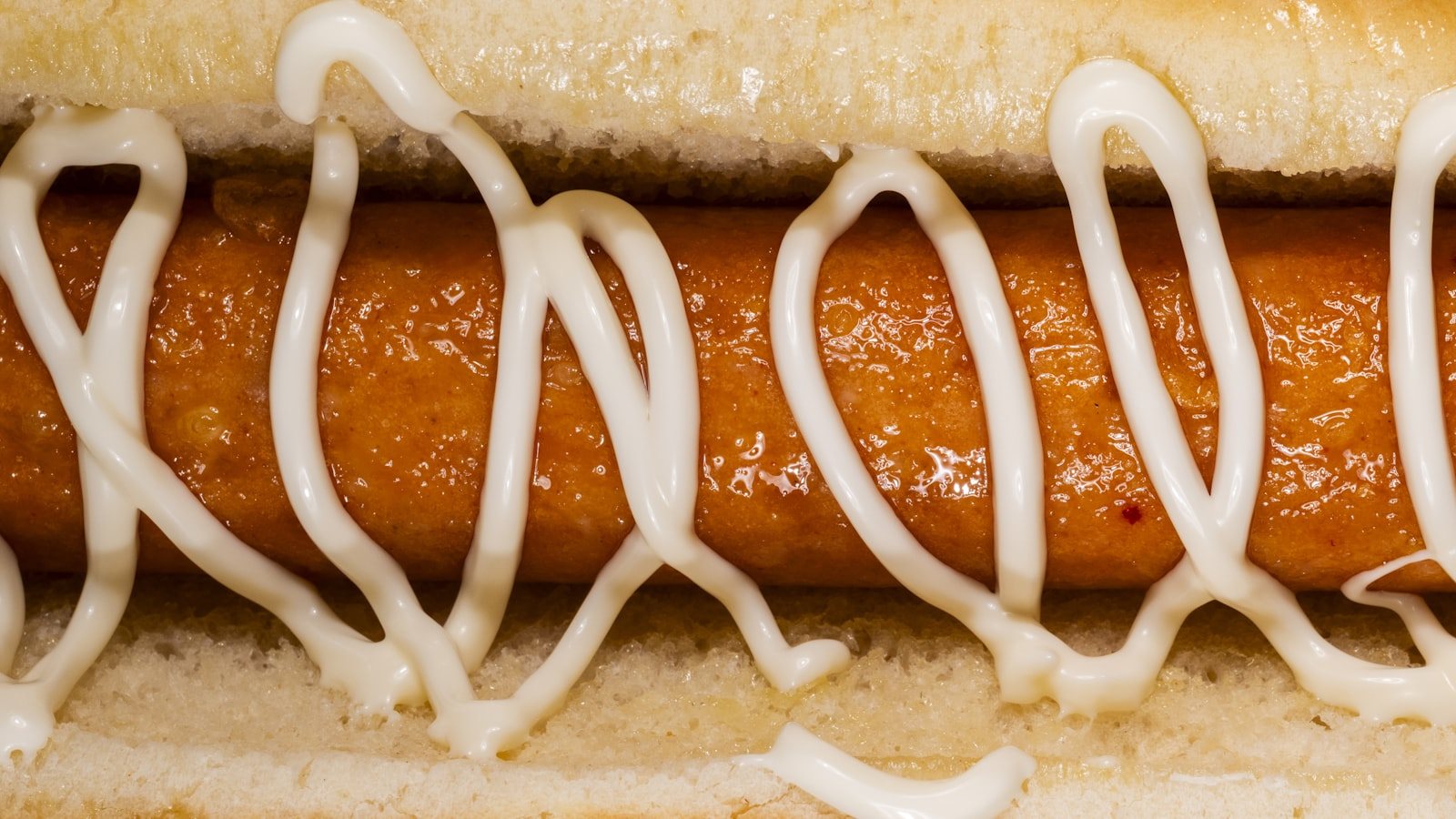 マヨネーズをジグザグにかけたホットドッグ