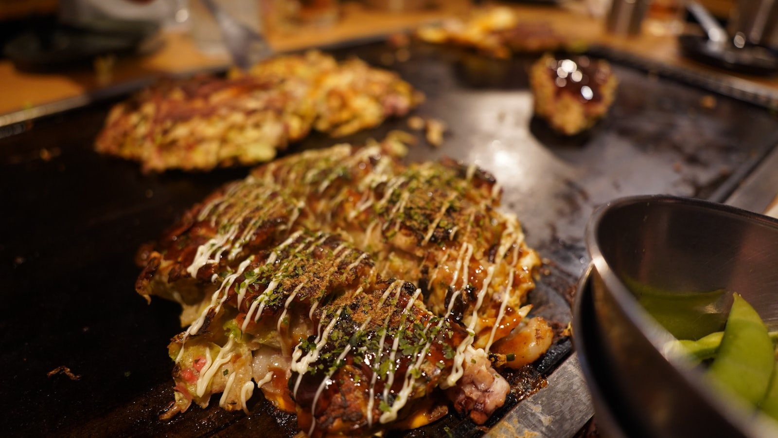 マヨネーズを網目にかけたお好み焼き